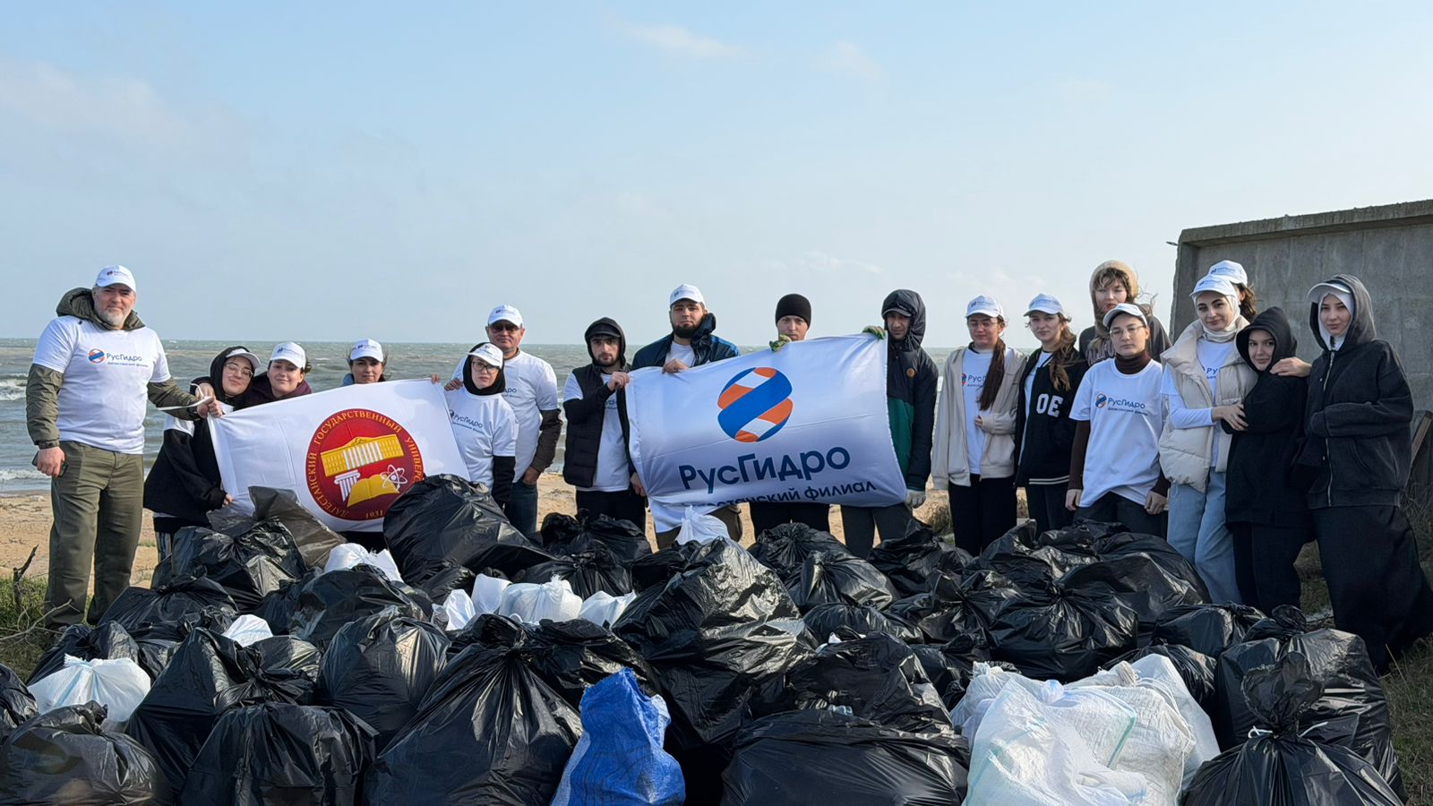 «оБЕРЕГаем природу вместе». Студенты ДГУ и «РусГидро» очистили берег реки Шура-озень
