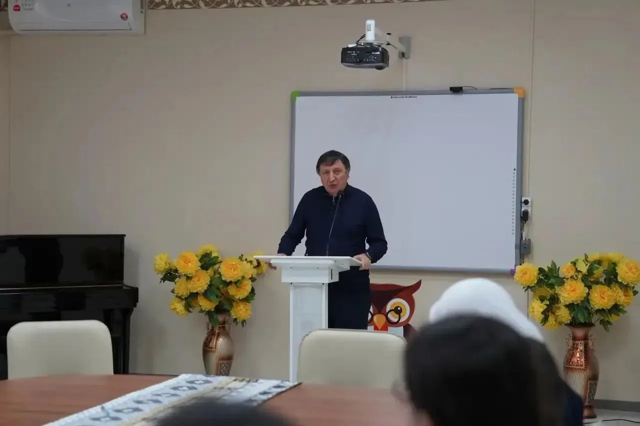 Ректор ДГУ провёл урок единства для старшеклассников Махачкалы