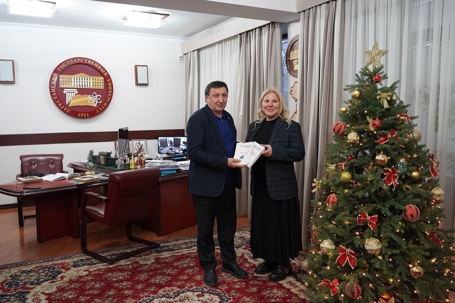 Муртазали Рабаданов передал махачкалинским школам методические пособия 