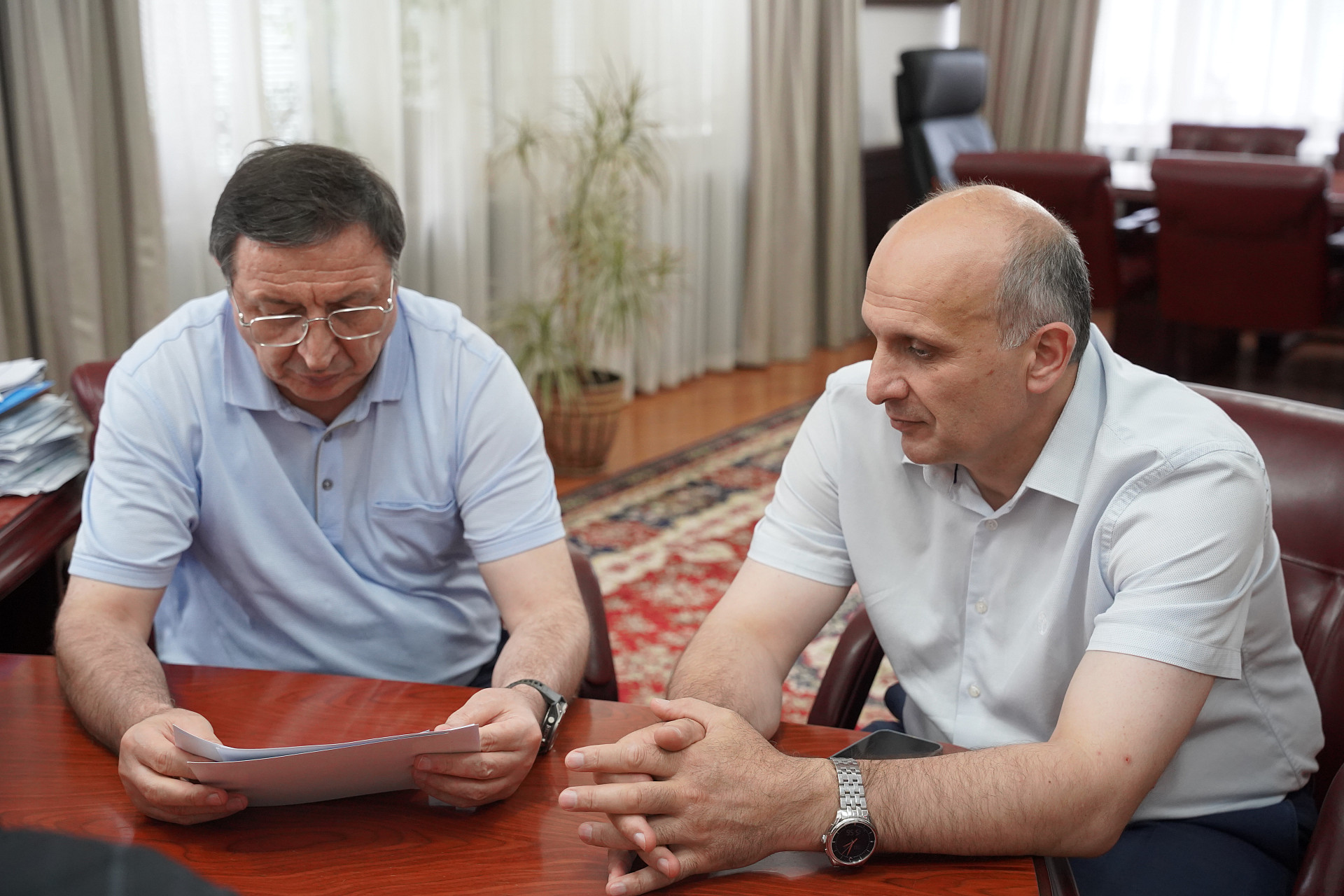 Развитие волонтерской инфраструктуры: ректор ДГУ обсудил перспективы Доброцентра с лидером «Академии Добра»