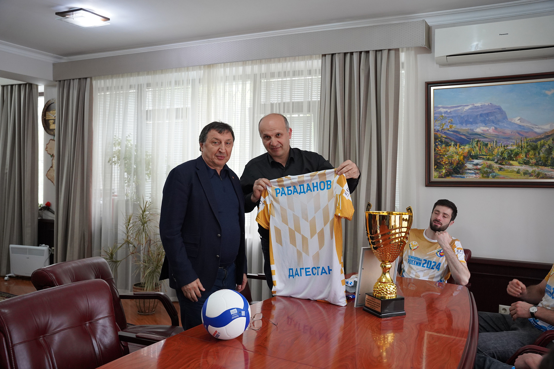 Муртазали Рабаданов встретился с игроками  и руководством волейбольной команды «Дагестан»